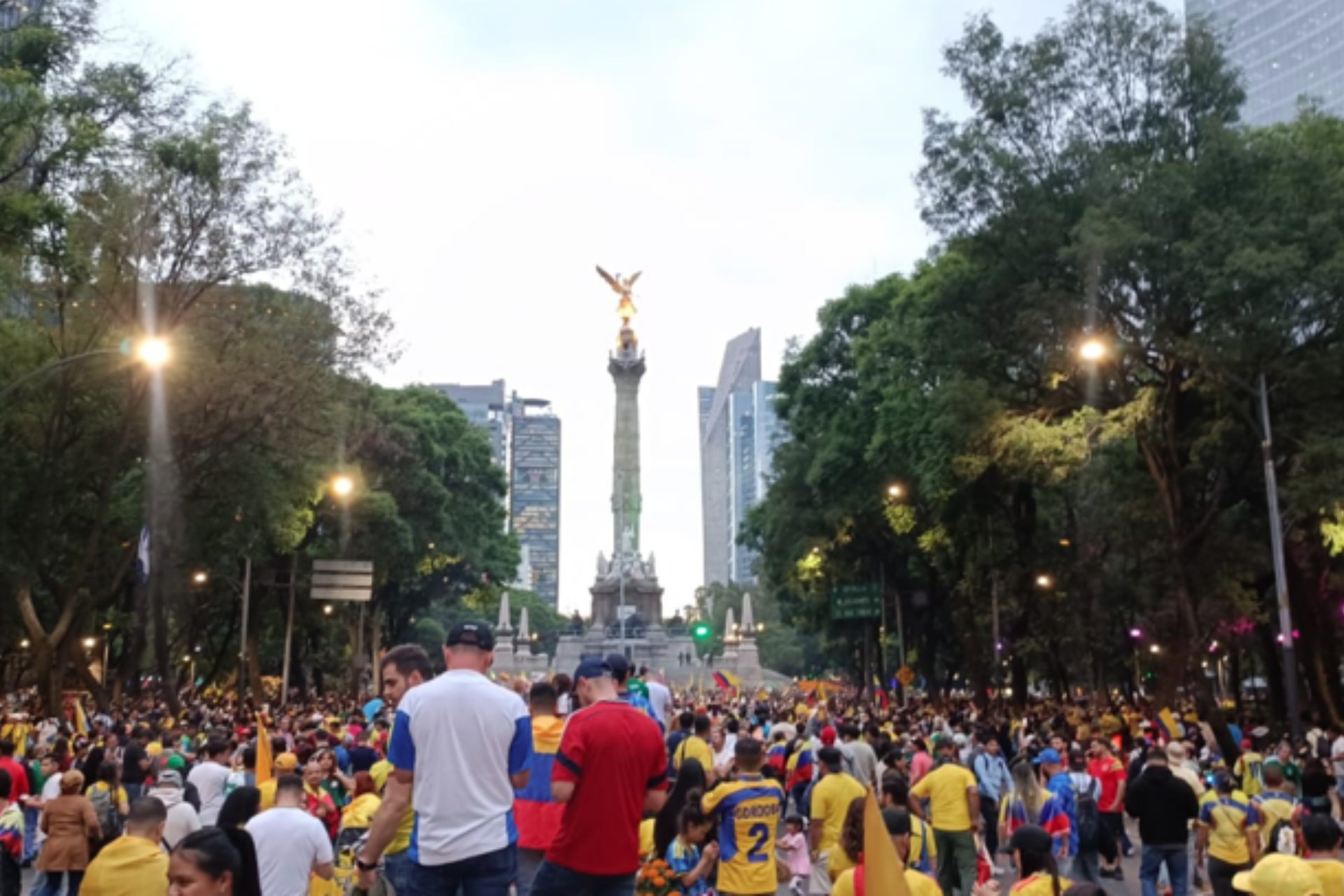 Colombianos pinta de amarillo el Ángel de la Independencia previo a su debut en el Mundial