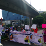 Con bloqueo en el Periférico exigen hallar con vida a Fátima Ozoara, desaparecida tras salir de su trabajo