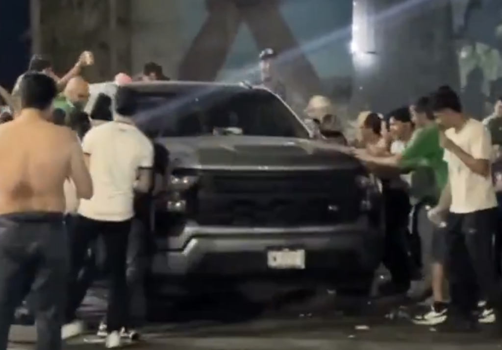Conductor atropella a tres aficionados durante festejos del Tri en Chihuahua; ya fue detenido