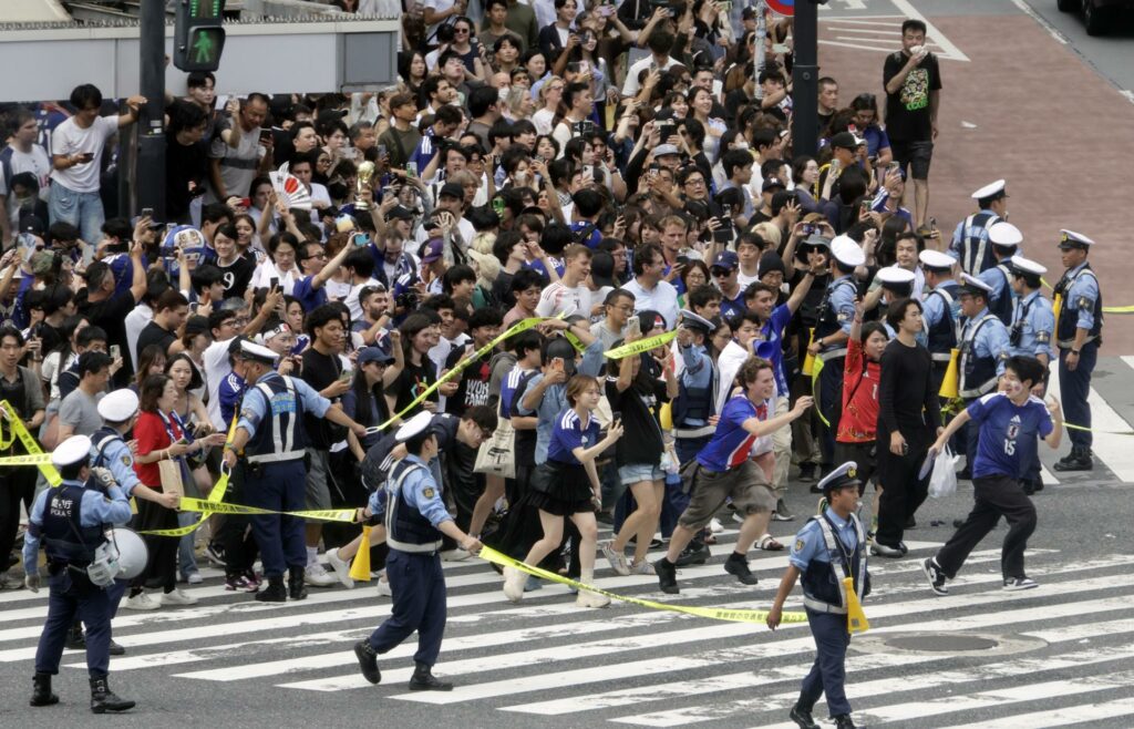 Video: Miles de aficionados paralizan cruce de Shibuya tras goleada de Japón en el Mundial