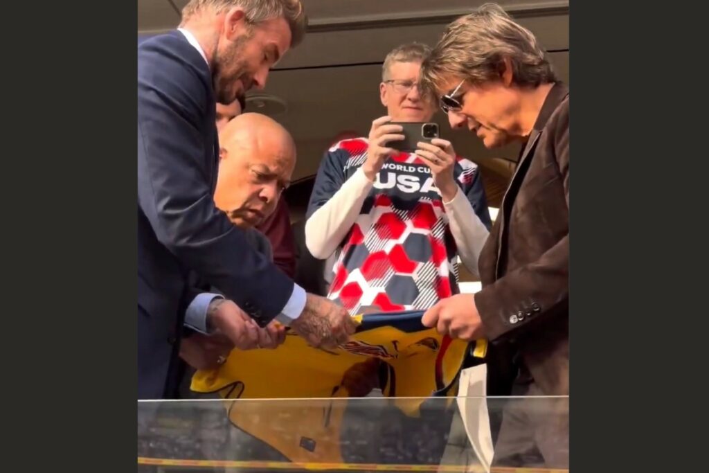 Video: Tom Cruise y David Beckham firman playera del América