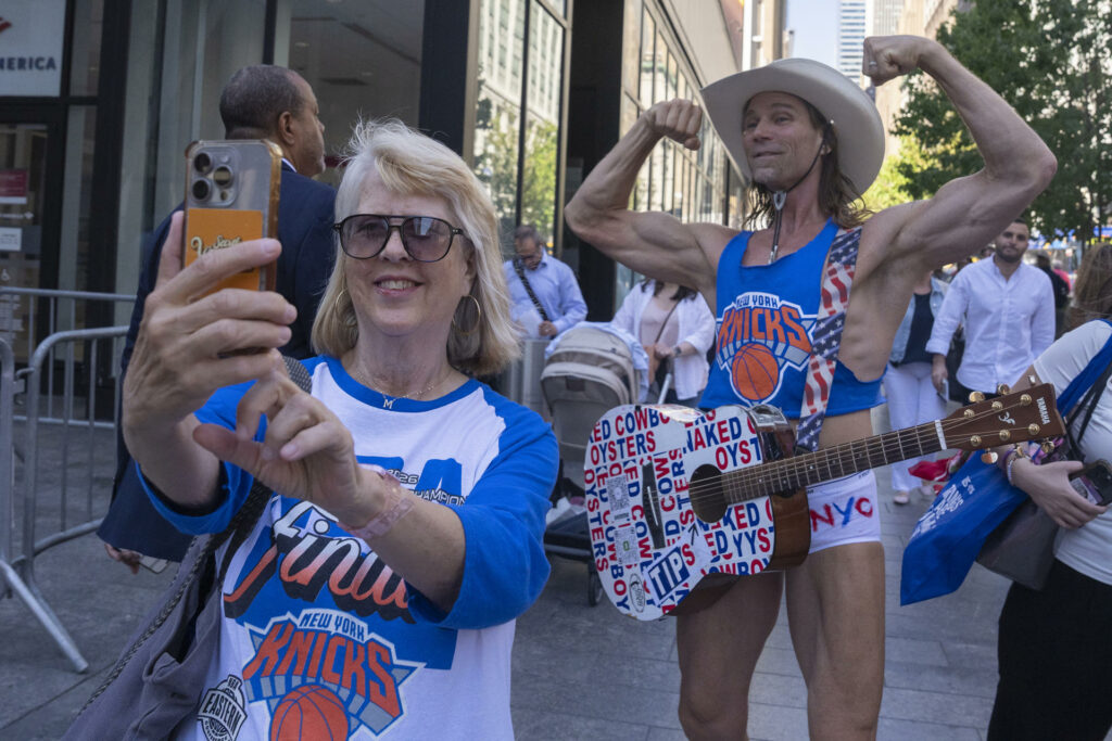 Nueva York se blinda y reúne a miles de aficionados en Bryant Park para Finales de la NBA