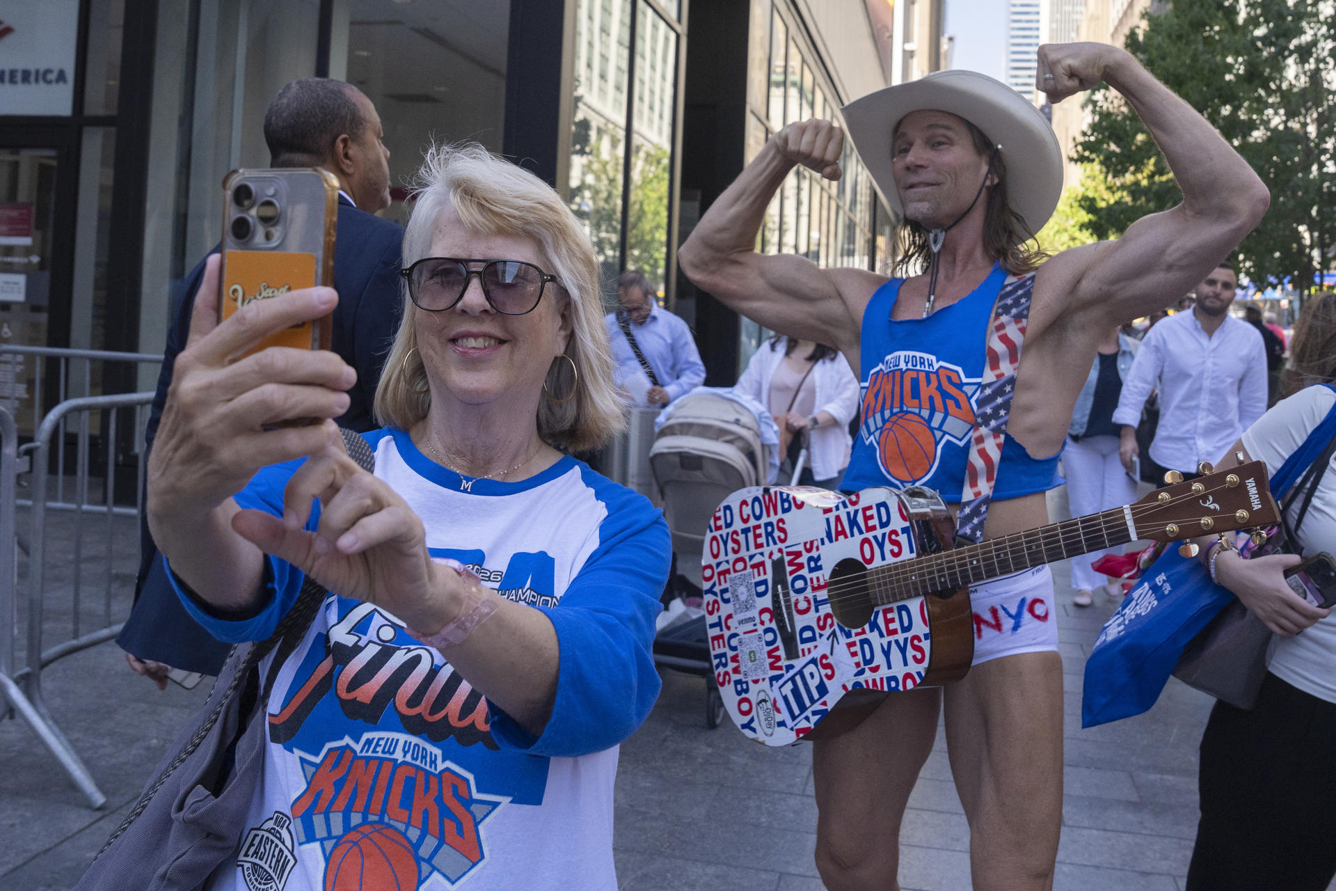 Nueva York se blinda y reúne a miles de aficionados en Bryant Park para Finales de la NBA