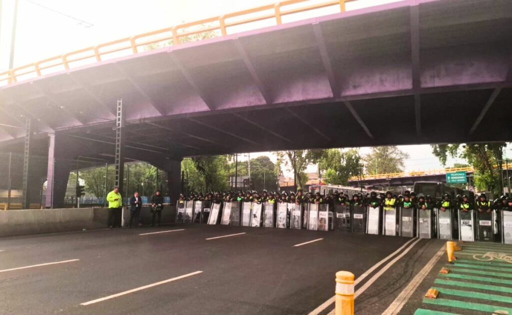 Policías despliegan operativo para impedir marcha de la CNTE hacia el Estadio CDMX