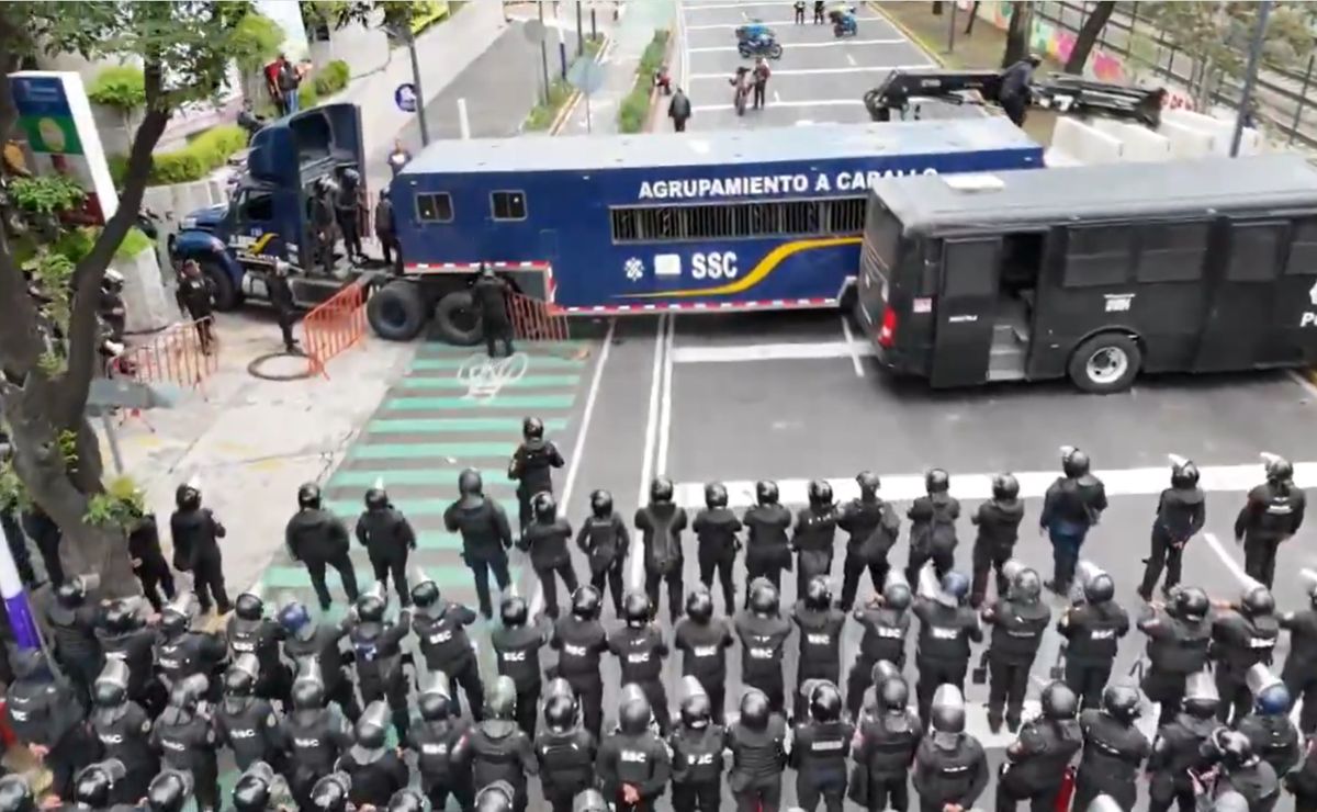 CNTE marcha rumbo al Estadio CDMX; SSC bloquea el paso sobre Calzada de Tlalpan