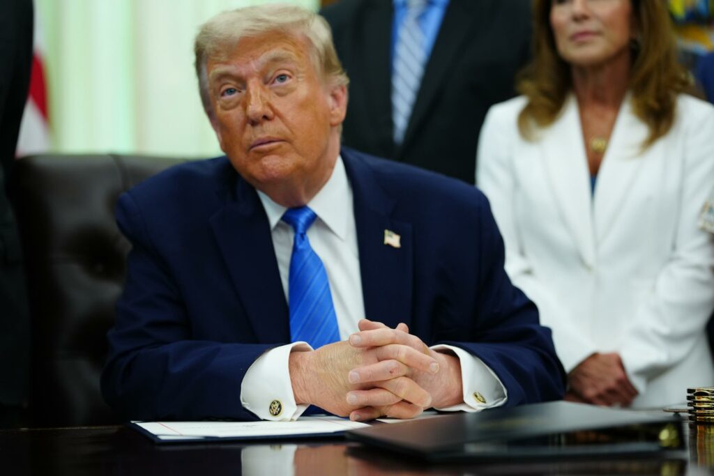 Trump se lanza otra vez contra México: Advierte que van por la drogas “que entran por tierra” y amaga con no renovar el T-MEC
