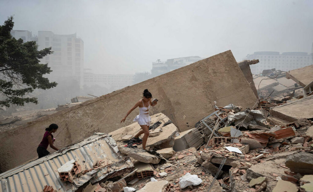 El mundo responde a la tragedia en Venezuela con misiones de rescate, dinero y más