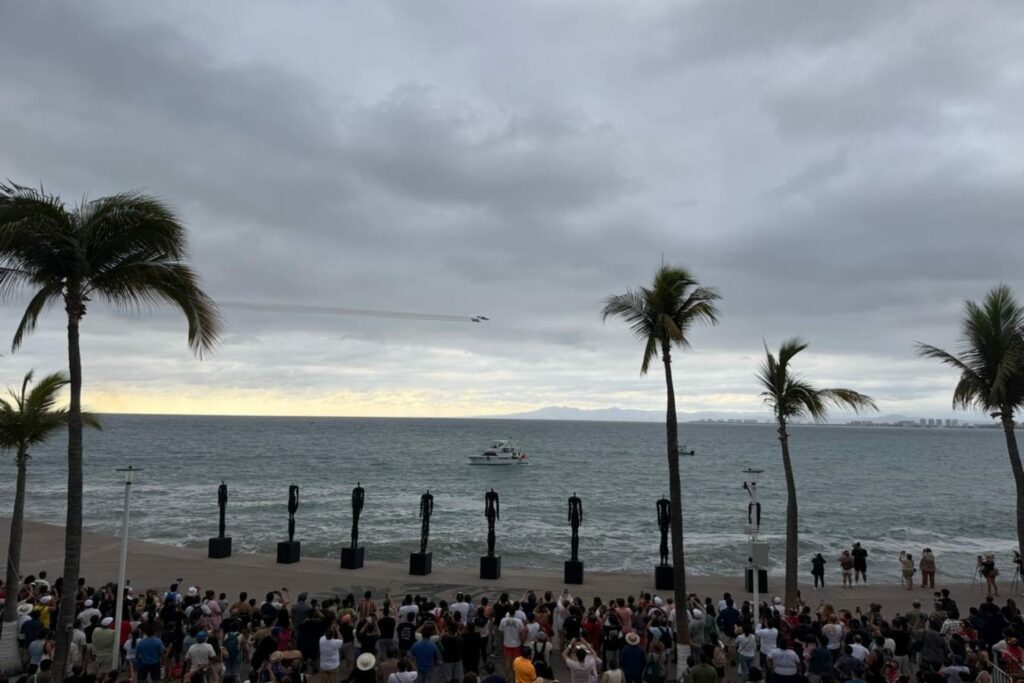 Videos: Escuadrilla Acrobática “Águilas Aztecas” en el 108 aniversario de Puerto Vallarta, Jalisco