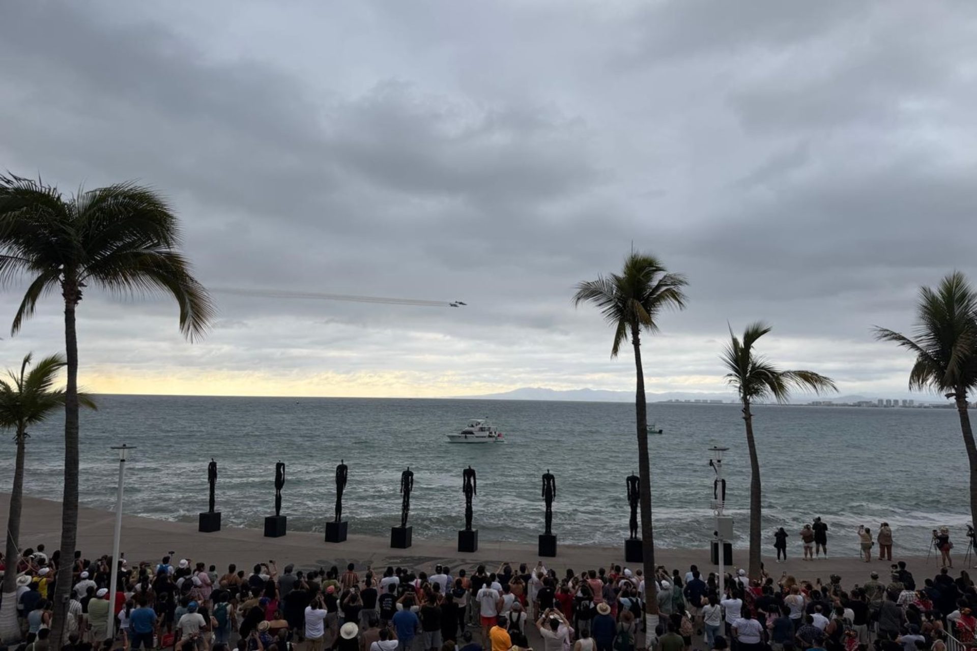 Videos: Escuadrilla Acrobática “Águilas Aztecas” en el 108 aniversario de Puerto Vallarta, Jalisco