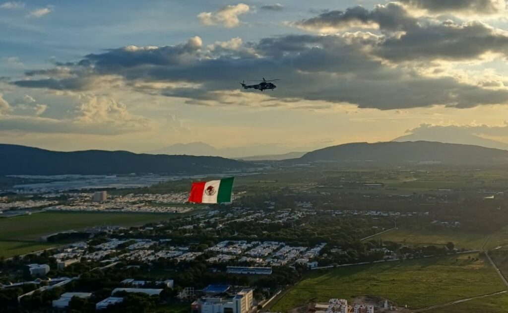 Fuerza Aérea Mexicana engalanó el cielo durante el México vs Corea del Sur