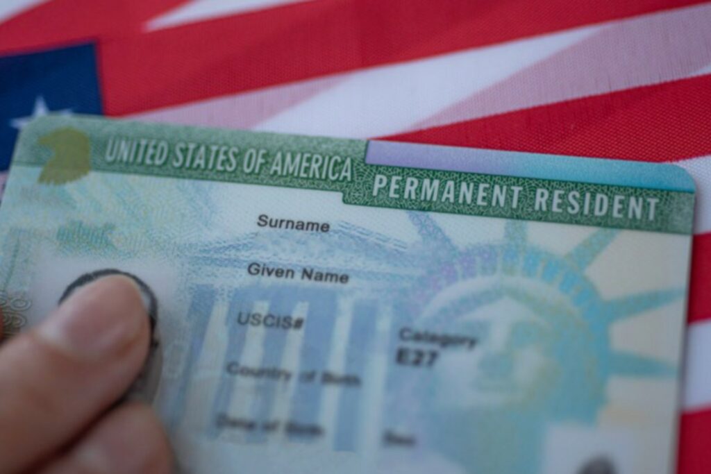 Gobierno de Trump amenaza con revocar la ciudadanía a acusados de fraude migratorio