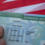 Gobierno de Trump amenaza con revocar la ciudadanía a acusados de fraude migratorio