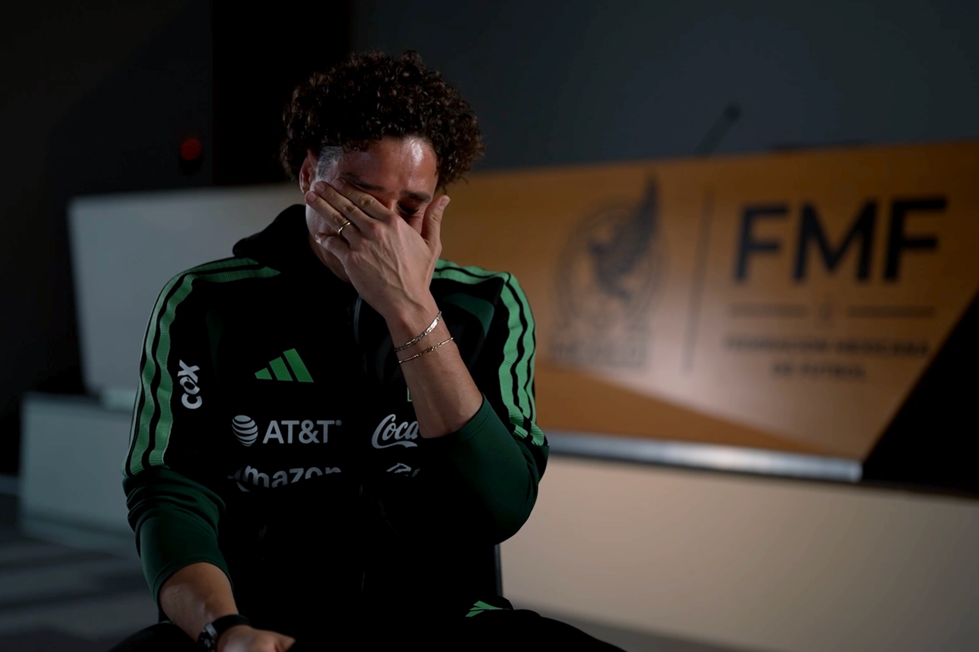 “No veo sentido seguir jugando al futbol”: Guillermo Ochoa llora al leer carta de su hija Lucciana