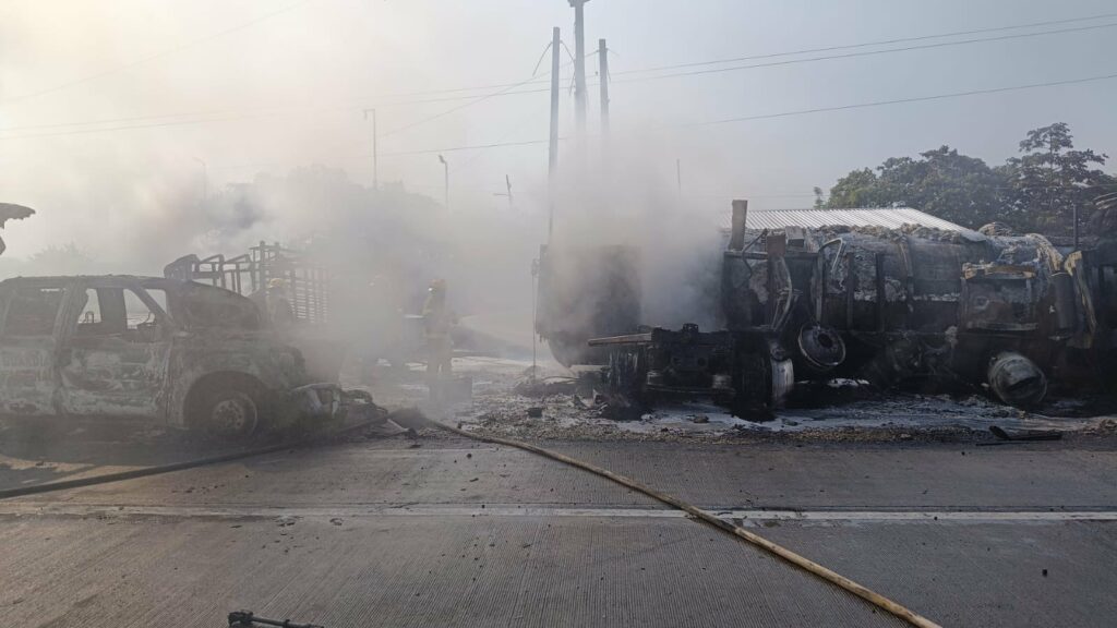 Explota pipa tras chocar en la carretera Cárdenas-Coatzacoalcos; no hay heridos