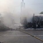 Explota pipa tras chocar en la carretera Cárdenas-Coatzacoalcos; no hay heridos