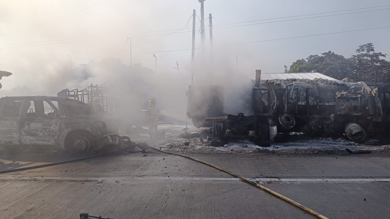 Explota pipa tras chocar en la carretera Cárdenas-Coatzacoalcos; no hay heridos