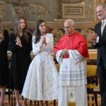 La familia real española recibe al papa en el Palacio Real en la ceremonia de bienvenida