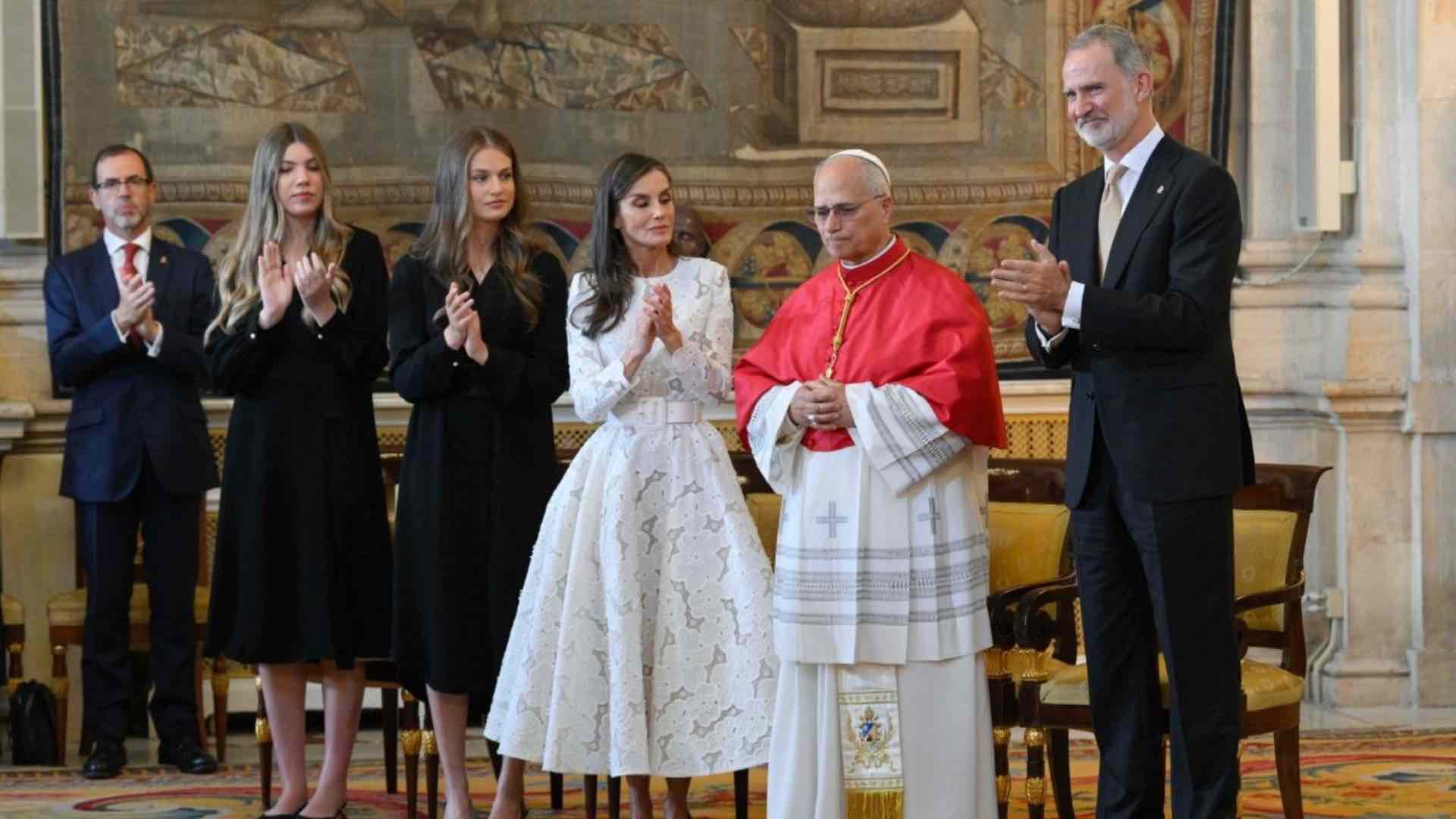 La familia real española recibe al papa en el Palacio Real en la ceremonia de bienvenida La familia real española recibe al papa en el Palacio Real en la ceremonia de bienvenida