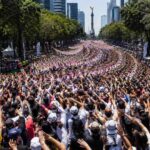 Paseo de la Reforma reúne a miles para intentar récord de la ola humana más grande