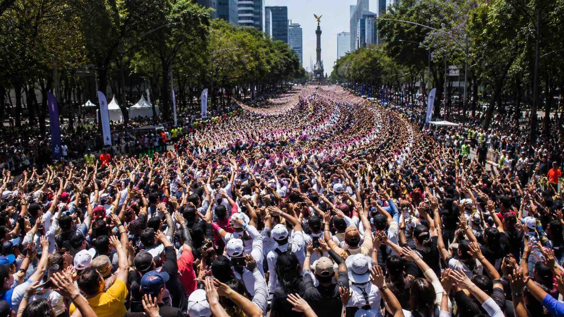 Paseo de la Reforma reúne a miles para intentar récord de la ola humana más grande Paseo de la Reforma reúne a miles para intentar récord de la ola humana más grande