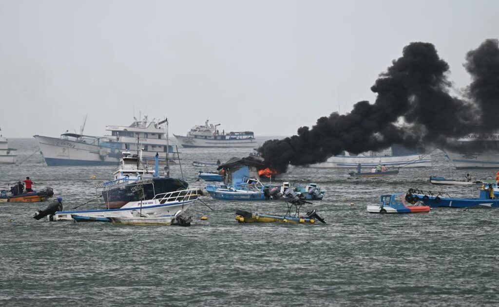 Incendio deja heridos y daños en puerto de Ecuador