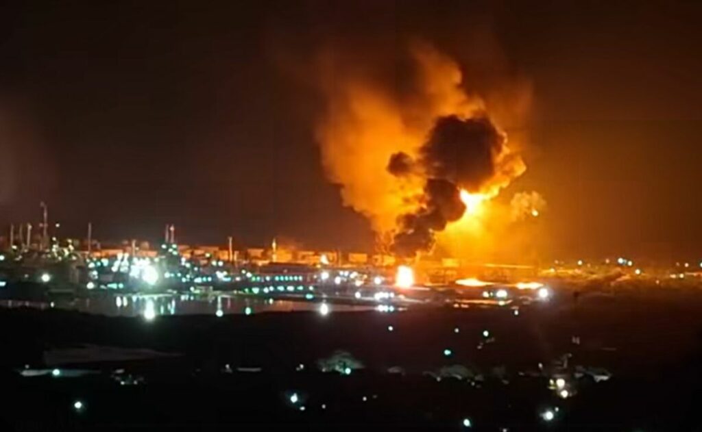 Video: Fuga ocasiona incendio en la refinería de Salina Cruz, Oaxaca