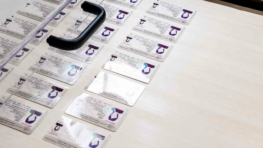 INE presenta nueva credencial con 25 medidas de seguridad e inclusión