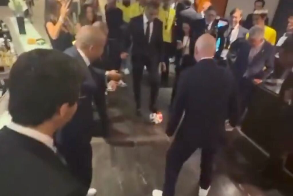 Leyendas de Brasil ‘exhiben’ a Gianni Infantino en un ‘torito’ Leyendas de Brasil ‘exhiben’ a Gianni Infantino en un ‘torito’