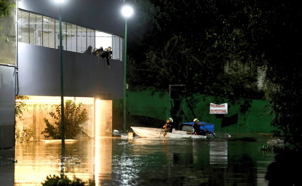 Fuertes lluvias dejan una persona muerta en Huixquilucan