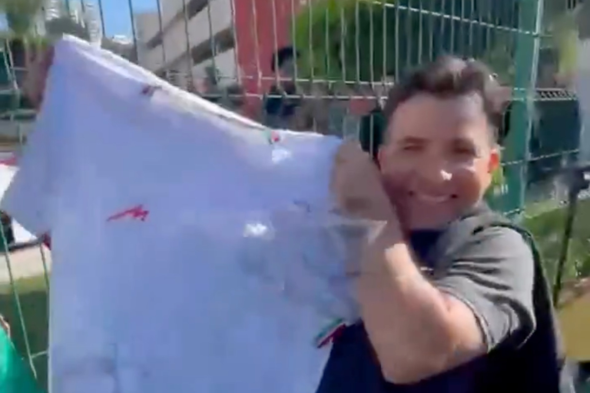Video: Irán regala camisetas a aficionados en Tijuana