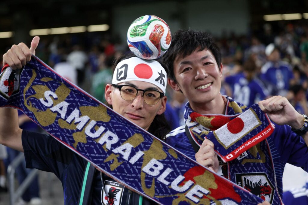Aficionados de Japón limpian el Estadio Monterrey tras golear a Túnez en el Mundial 2026