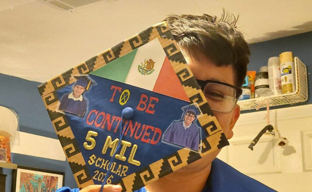 Hijo de migrantes mexicanos logra admisión en 49 universidades de EE.UU.