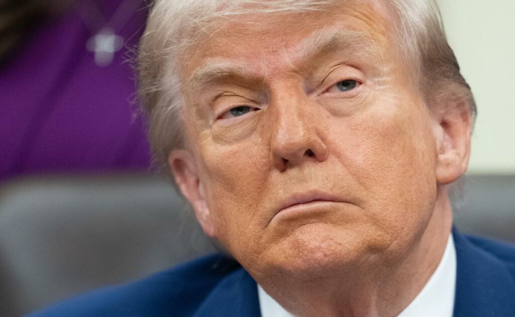Juez frena cobro de 100 mil dólares a visas H-1B impuesto por Trump