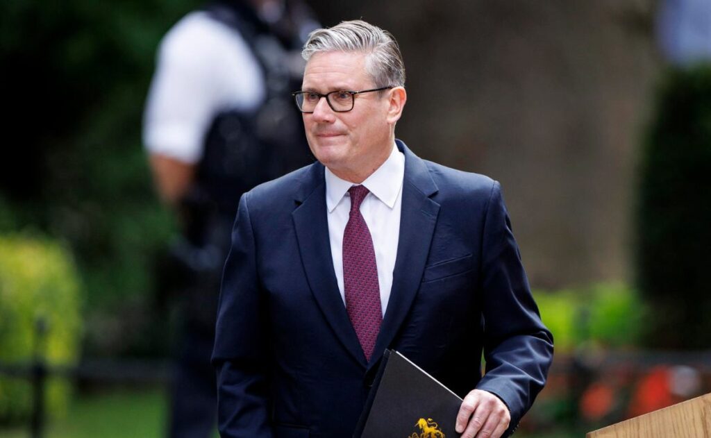 Dimite Keir Starmer como primer ministro de Reino Unido