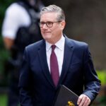 Dimite Keir Starmer como primer ministro de Reino Unido