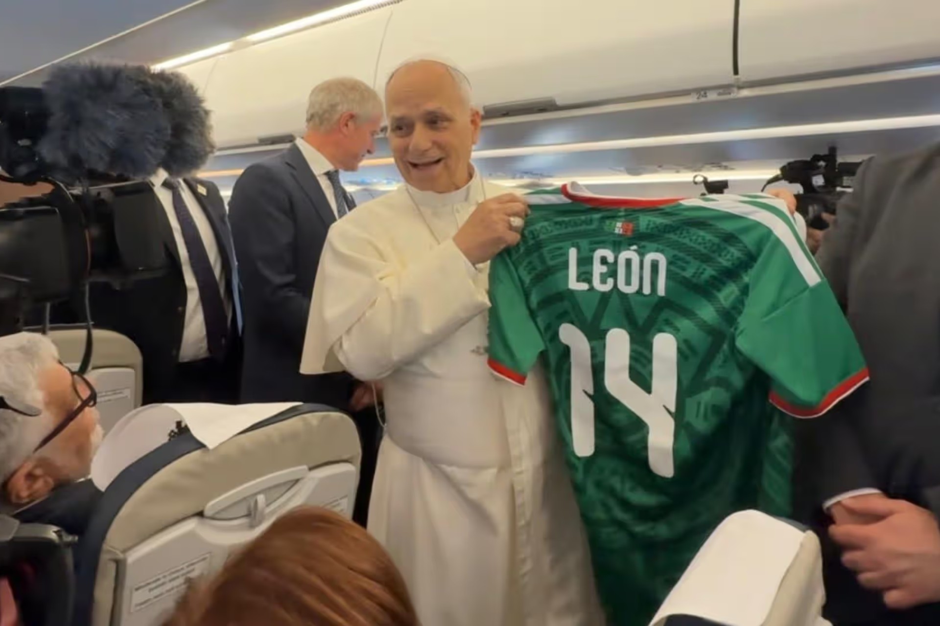 Video: León XIV recibe playera de la Selección Mexicana Video: León XIV recibe playera de la Selección Mexicana