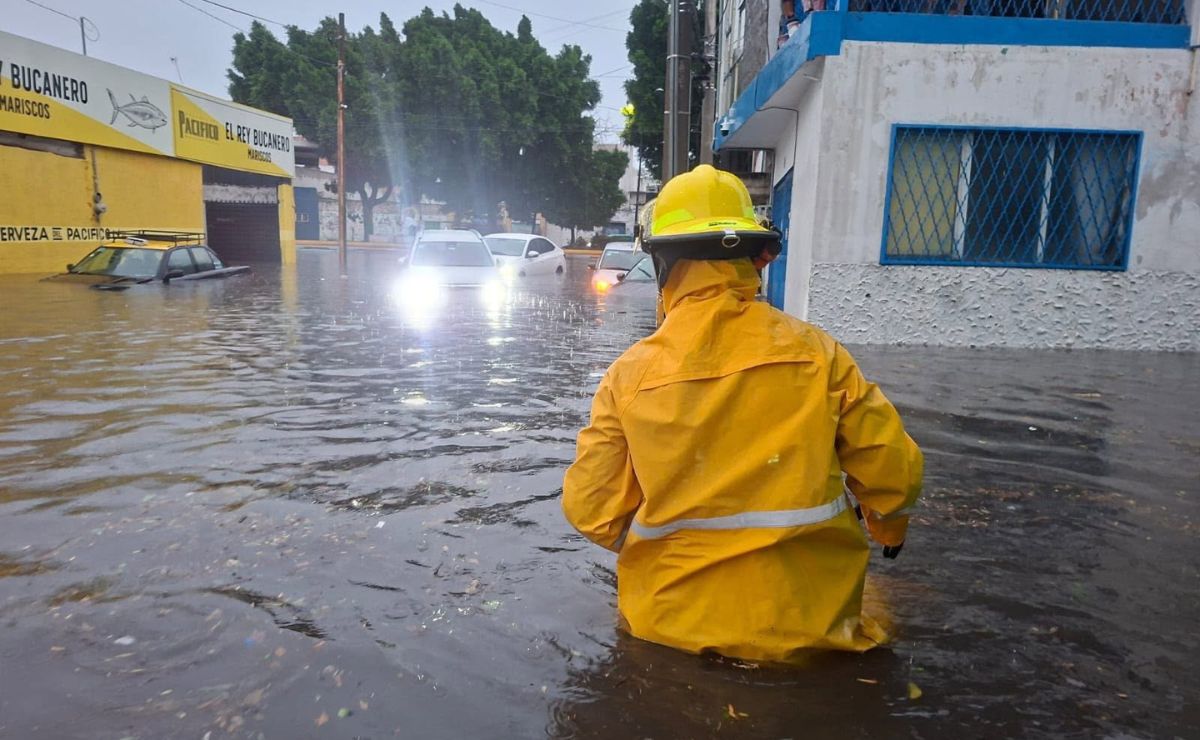 Lluvias en Puebla dejan un muerto y negocios inundados