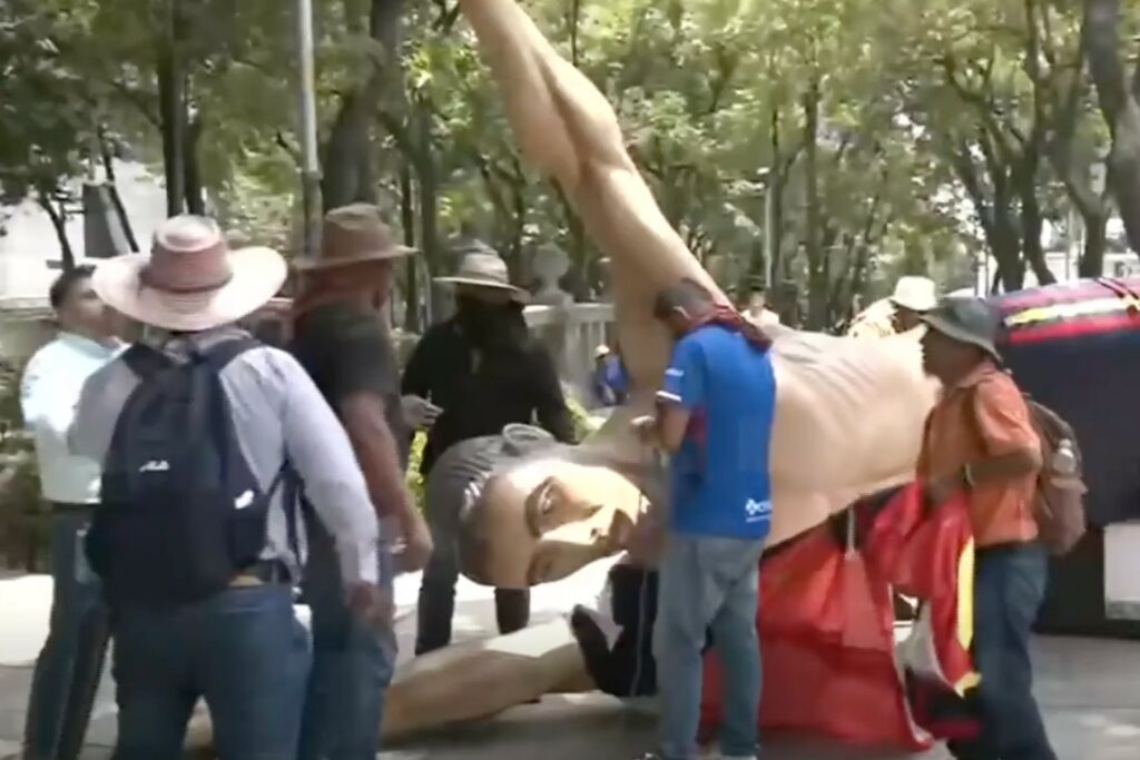 Maestros de la CNTE vandalizan figuras alusivas del Mundial 2026 en CDMX