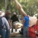 Maestros de la CNTE vandalizan figuras alusivas del Mundial 2026 en CDMX