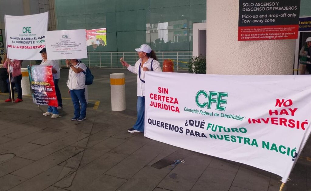 Jubilados se manifiestan en la Terminal 1 del AICM