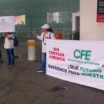 Jubilados se manifiestan en la Terminal 1 del AICM