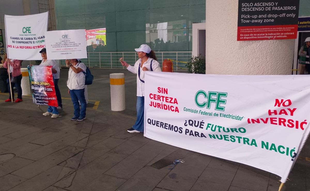 Jubilados se manifiestan en la Terminal 1 del AICM