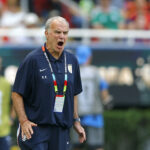 La historia se repite: Marcelo Bielsa vuelve a tropezar en la primera fase de un Mundial
