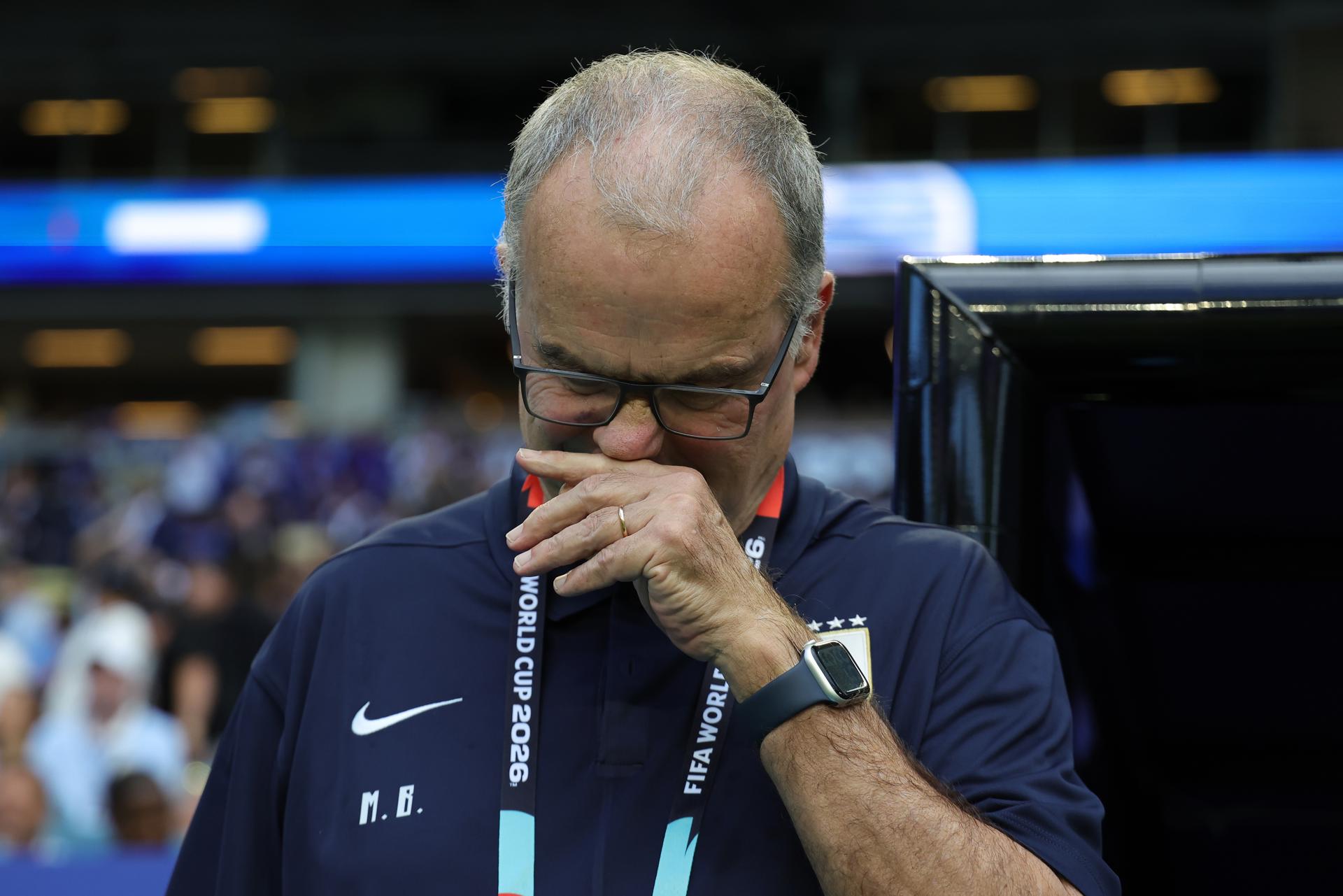 Tensión en Uruguay: Jugadores habrÍan cuestionado a Bielsa a horas del partido contra España