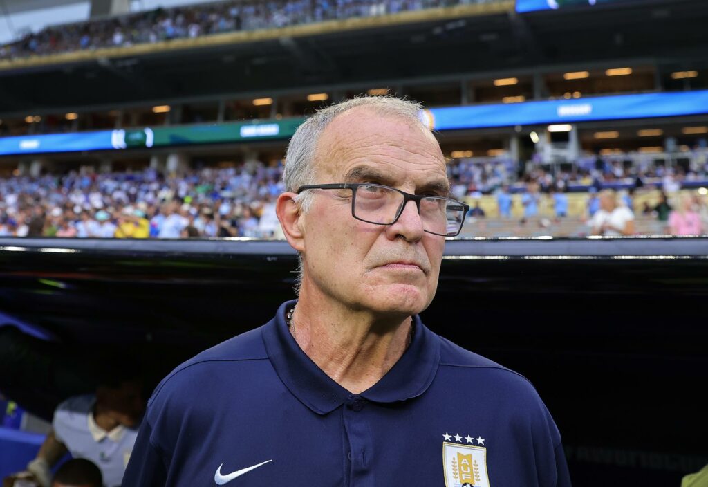 “No soy modelo”: Bielsa tras polémica por su actitud en la sesión de fotos para la FIFA