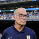 “No soy modelo”: Bielsa tras polémica por su actitud en la sesión de fotos para la FIFA