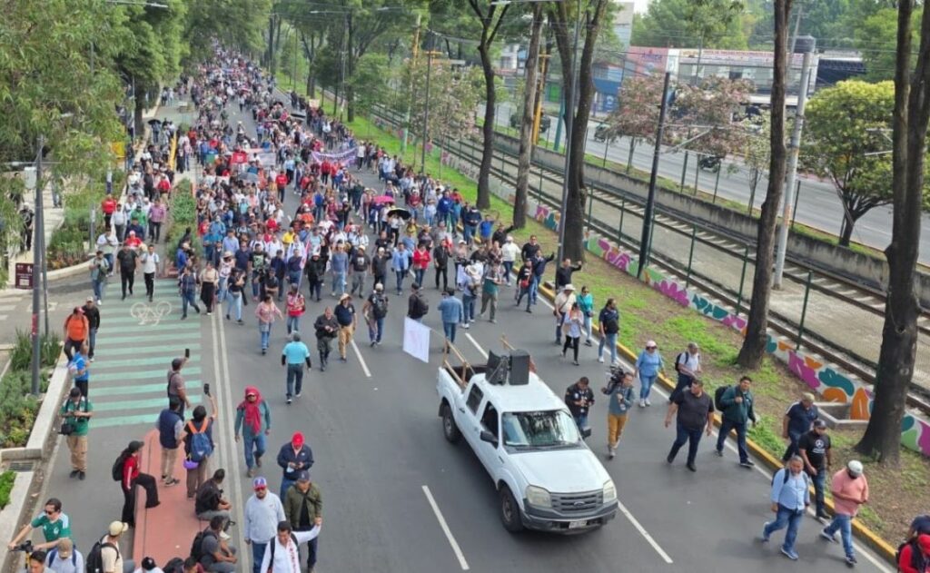 CNTE y madres buscadoras marchan hacia el Estadio CDMX