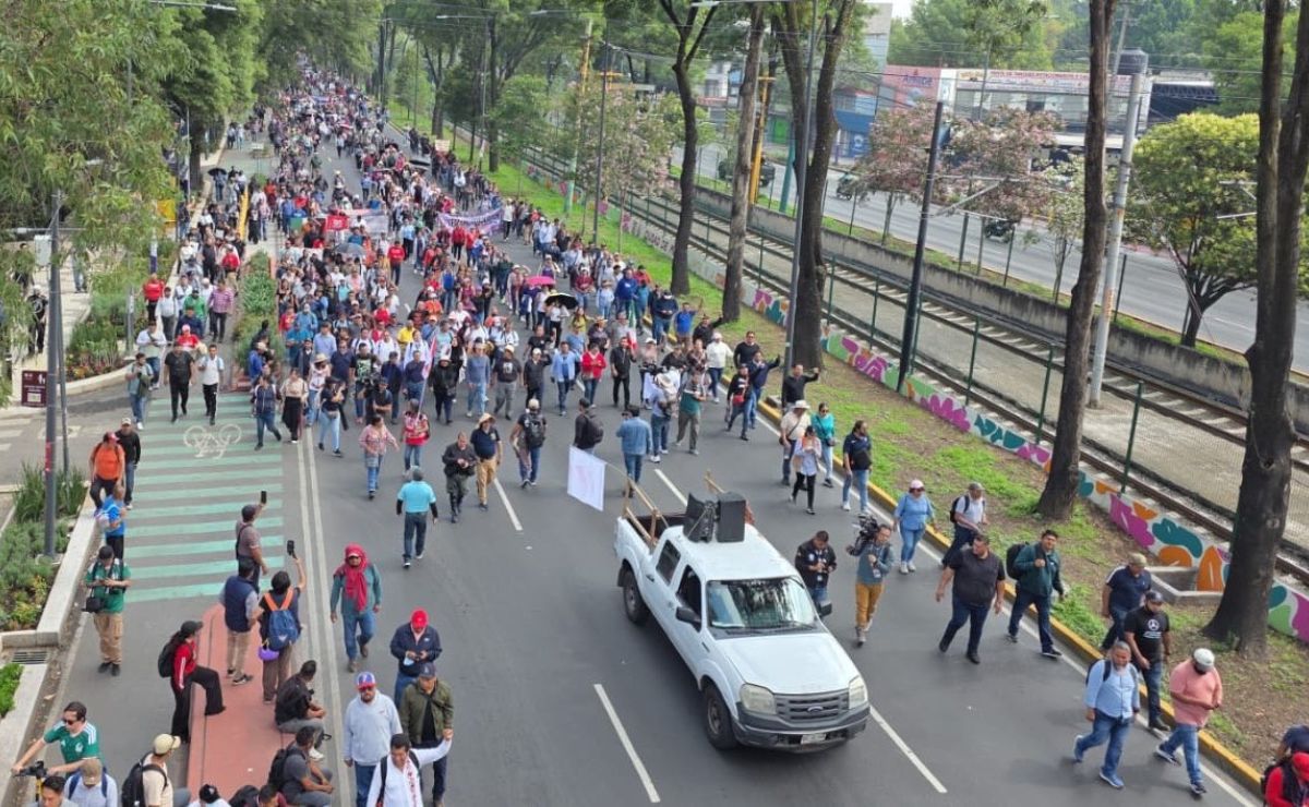 CNTE y madres buscadoras marchan hacia el Estadio CDMX