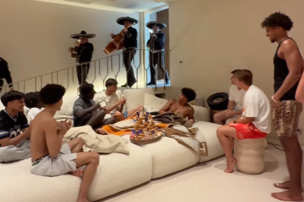 Video: Mariachis amenizan los 16 años de Cristiano Ronaldo Jr