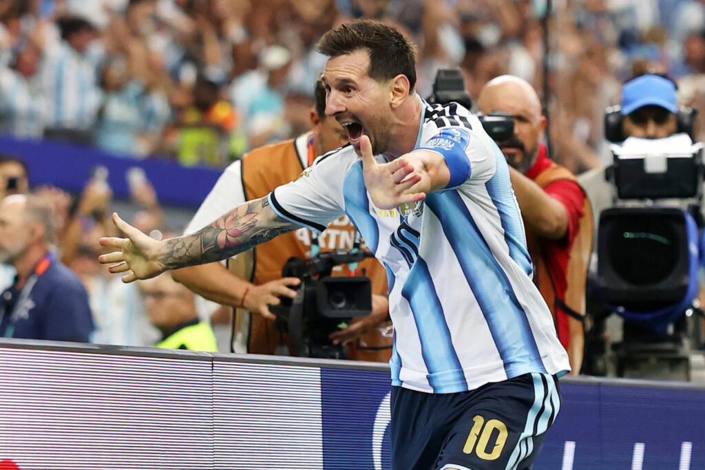 Él es Joaquín Bruno, el periodista que protagonizó un viral festejo junto a Messi frente a Austria